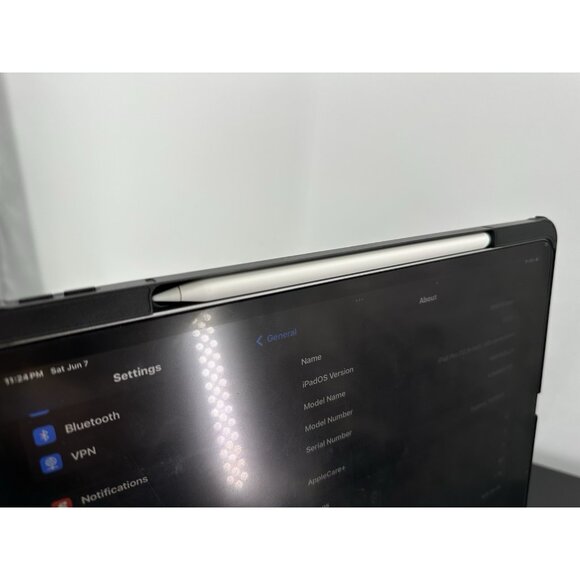 Apple iPad Kit Pro 1TB 12.9-inch 6th Gen A2436 Wi-Fi 12.9 in - Space Grey - Picture 14 of 16
